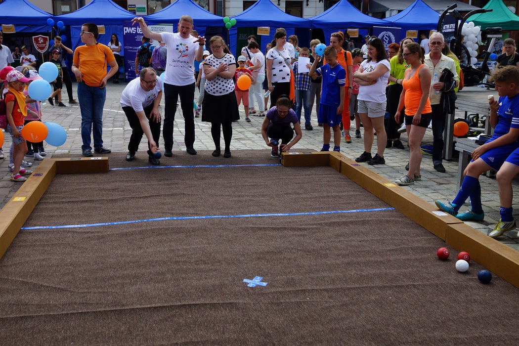 Konkurencje sportowe na Pikniku intergracyjnym w Jarosłwiu