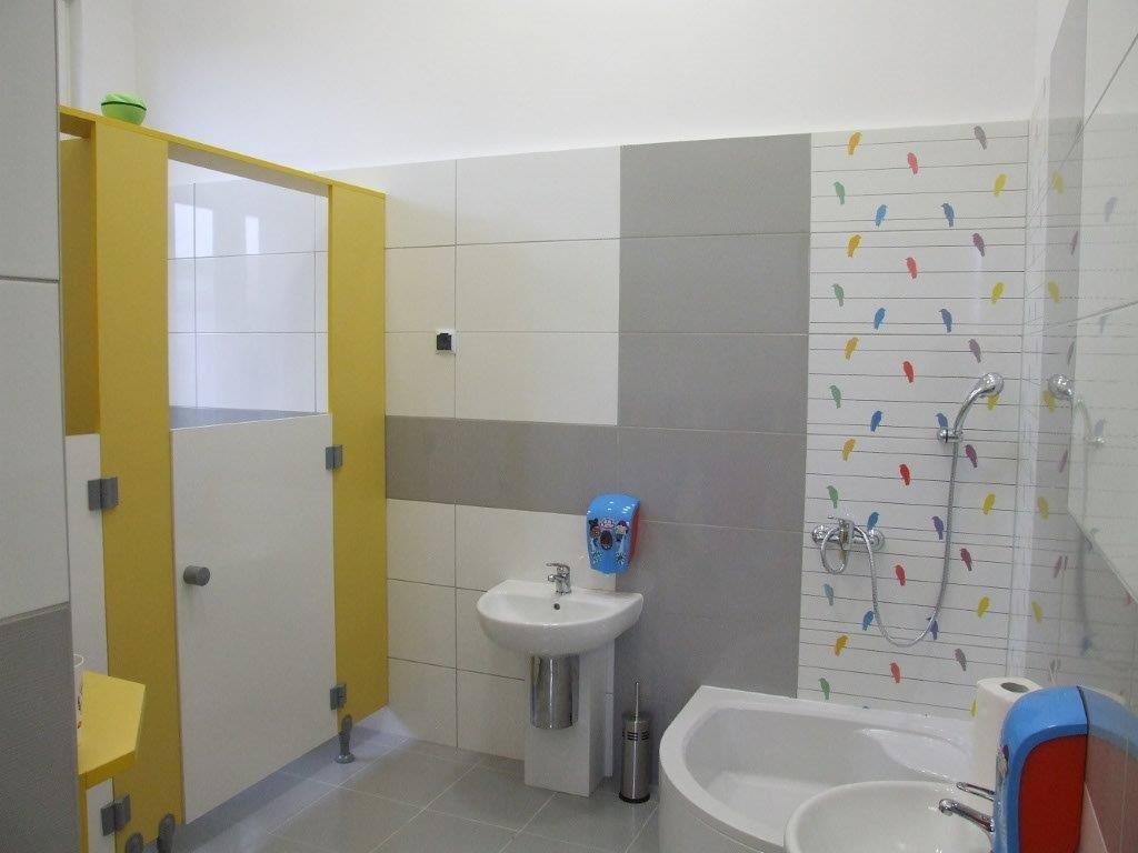 Łazienka po dostosowaniu do potrzeb przedszkolaków