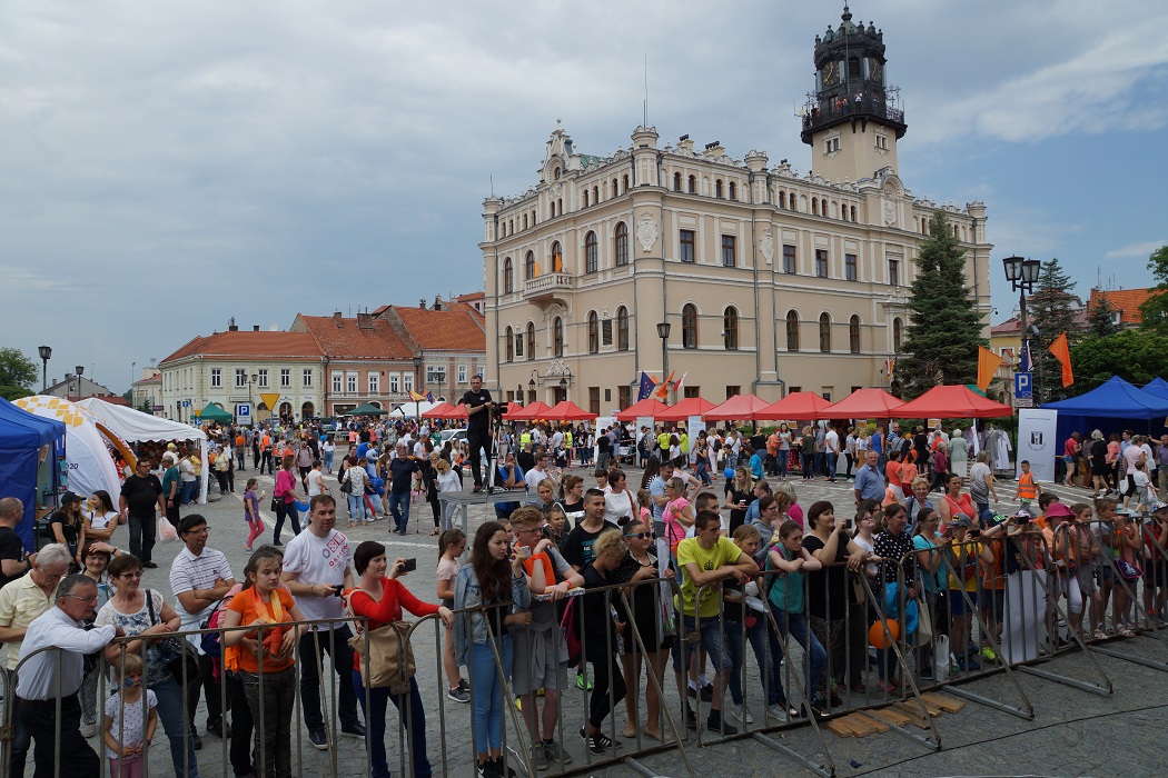 Integracyjny piknik na rynku w Jarosławiu zgromadził tłumy uczestników