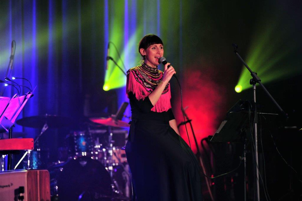 Angela Gaber w trakcie koncertu w Wojewódzkim Domu Kultury