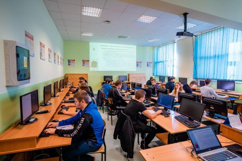 Uczniowie szkoły podczas zajęć z programowania