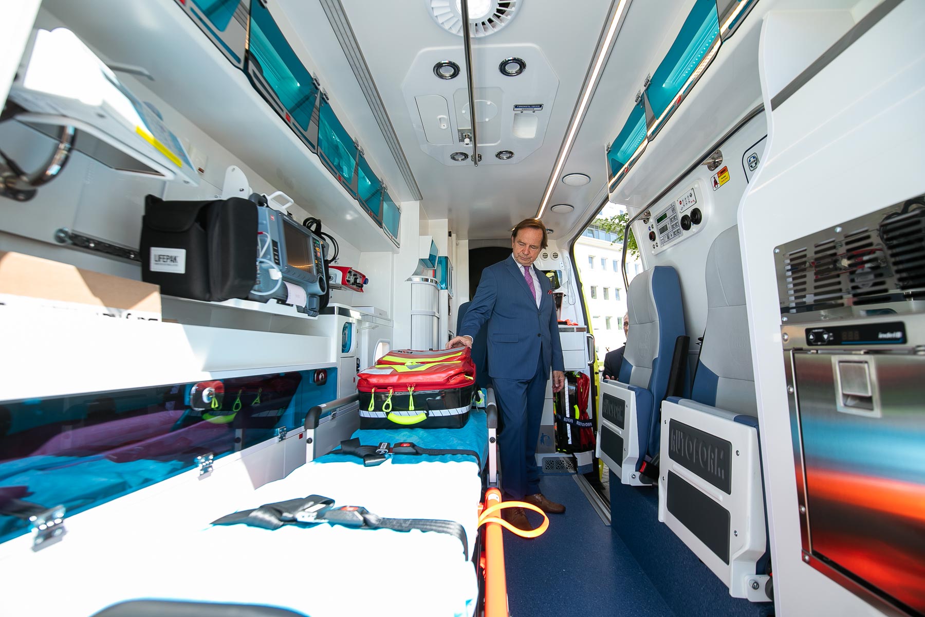 Każdy ambulans wyposażony jest w specjalistyczny, nowoczesny sprzęt. 