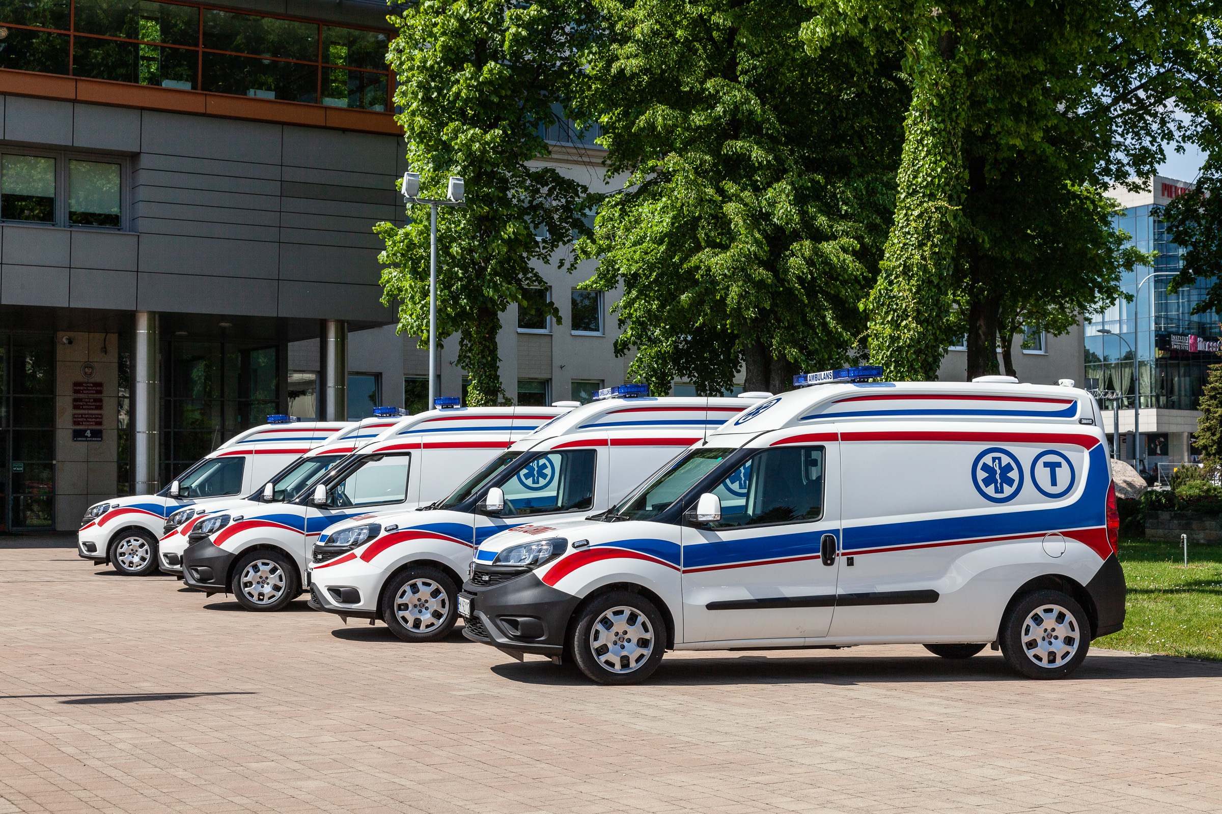 Prezentacja nowych ambulansów przed Urzędem Marszałkowskim w Rzeszowie.