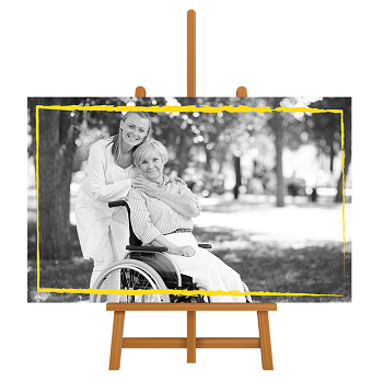 Sztaluga ze zdjęciem kobiety na wózku i jej opiekunki
