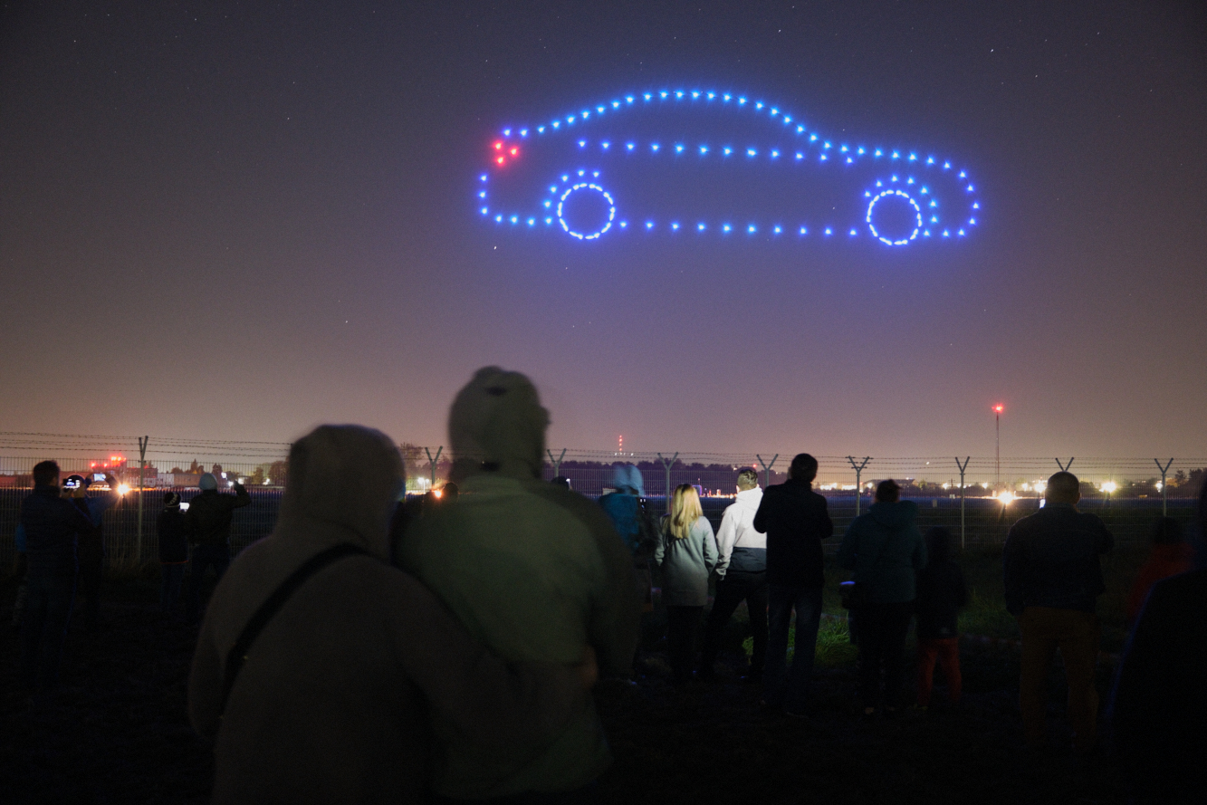 Pokaz dronów z symbolem samochodu
