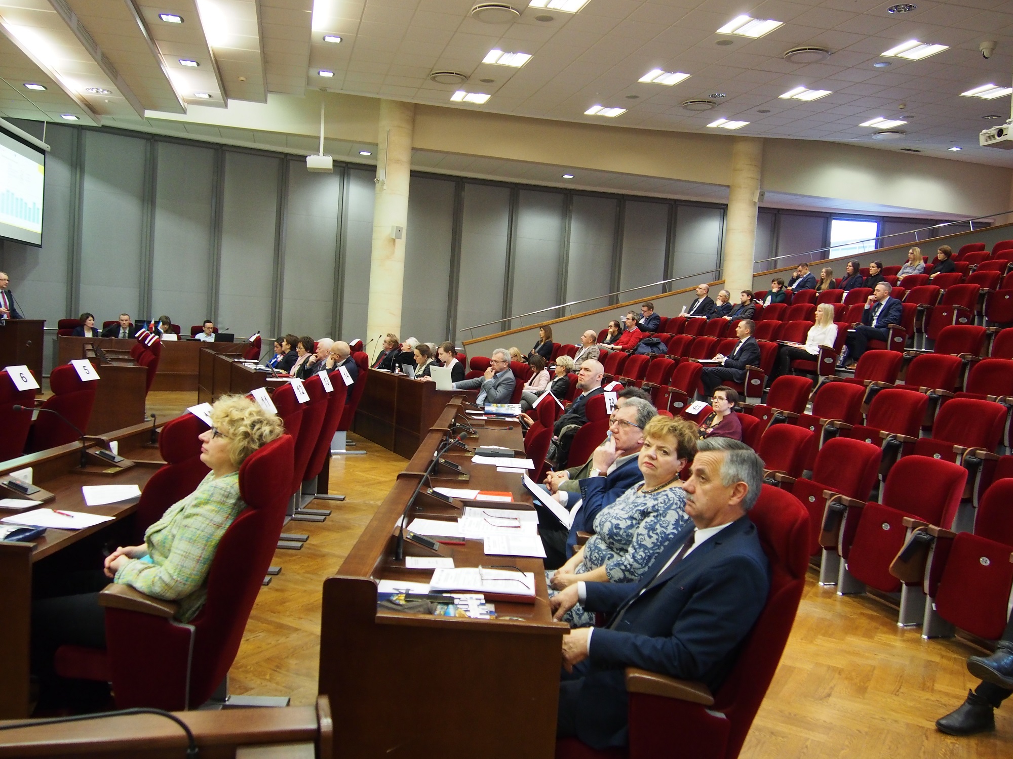 Zdjęcie przedstawia uczestników obrad podczas obrad XVI posiedzenia Komitetu Monitorującego.
