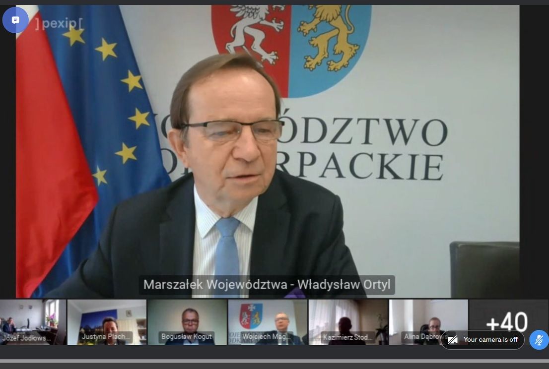Zdjęcie przedstawia Pana Władysława Ortyla, Marszałka Województwa Podkarpackiego podczas XXI posiedzenia Komitetu Monitorującego w trybie zdalnym